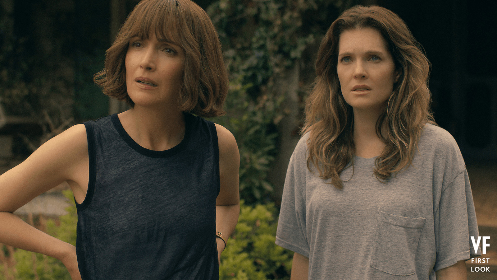 Rose Byrne och Meghann Fahy som systrarna Samantha och Charlotte i The Good Daughter.