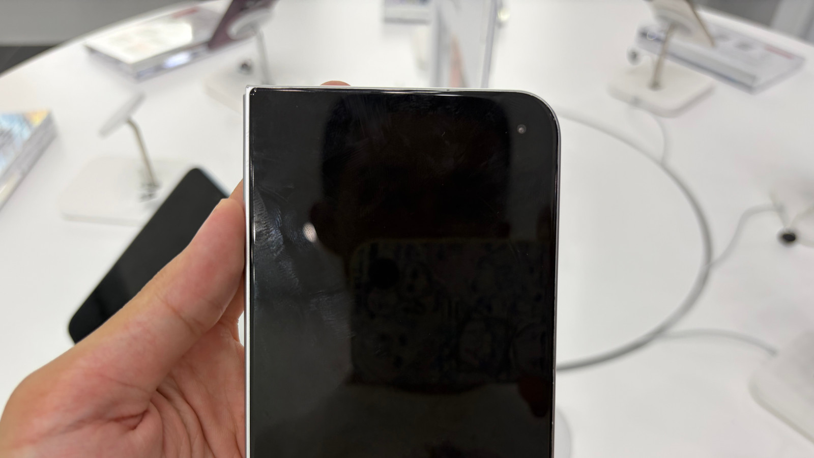 En iPhone Duo fotograferad framifrån, med den vikbara skärmen synlig.