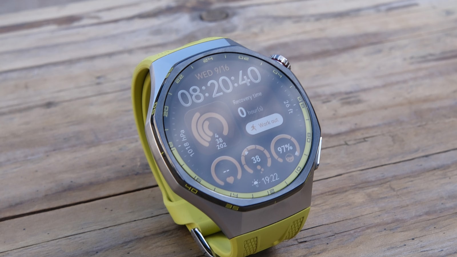Huawei Watch GT 7 Pro på en handled