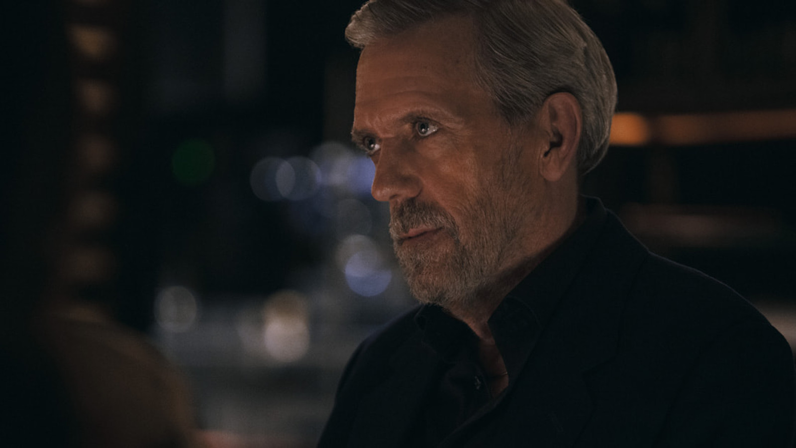 Hugh Laurie i en officiell bild från serien The Wanted Man